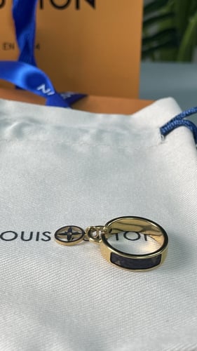 خاتم Lv الذهبي مع ملحقاته