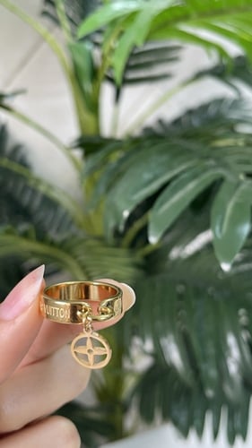 خاتم Lv الذهبي مع ملحقاته