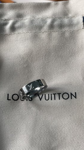 خاتم LV فضي مع ملحقاته