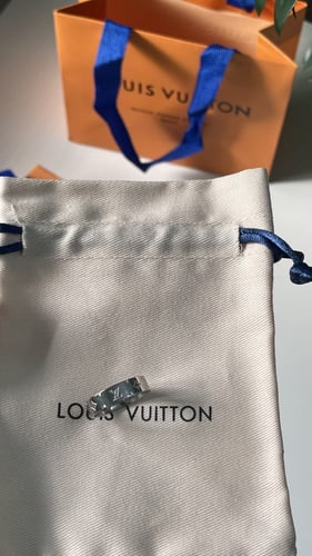 خاتم LV فضي مع ملحقاته