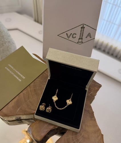 سلسال مع حلق فان كليف وردة صغيرة شامل الملحقات