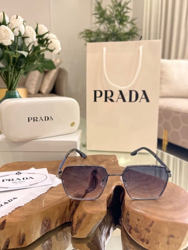 نظارة برادا مع الملحقات