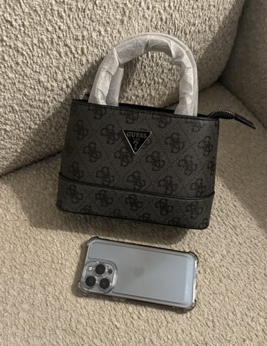 شنطة براند GUESS