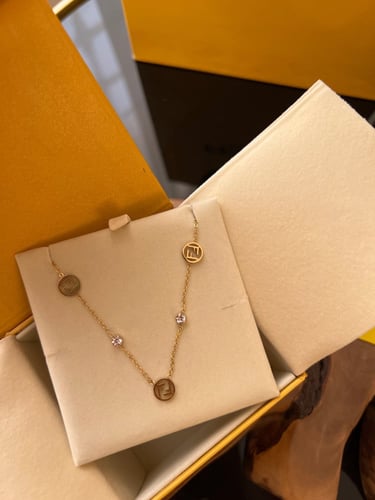 سلسال فندي مع حلق شامل الملحقات