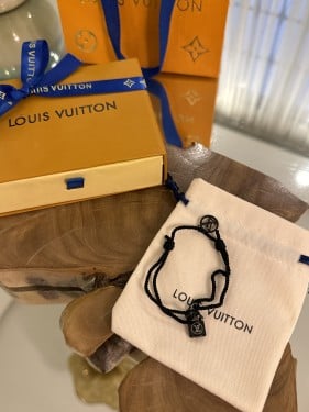 اساور رجالية لويس فيتون شامل الملحقات