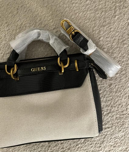 شنطة براند GUESS