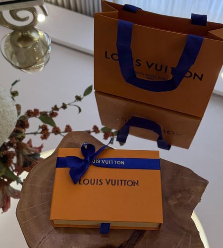 اسوارة LV اسود شامل للملحقات