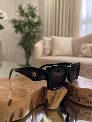 نظارة برادا مع الملحقات