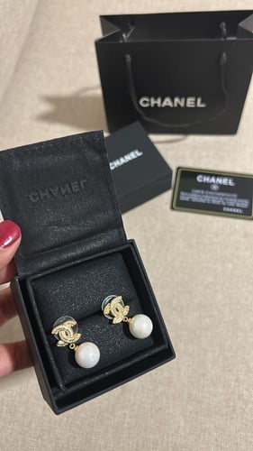 حلق شانيل لولو وفصوص ذهبي