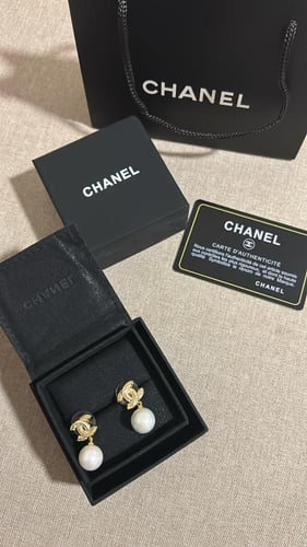 حلق شانيل لولو وفصوص ذهبي