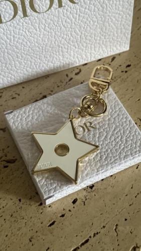 ميدالية نجمة ديور الاصلية مع البوكس