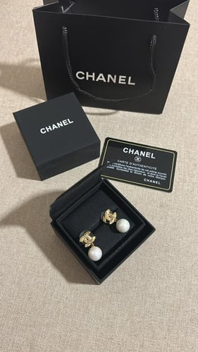 حلق شانيل لولو وفصوص ذهبي