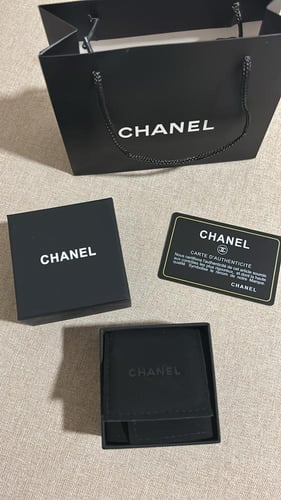 حلق شانيل لولو وفصوص ذهبي