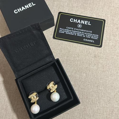 حلق شانيل لولو وفصوص ذهبي