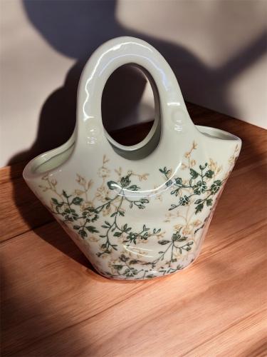 فازة سراميك ملمس ناعم بيد مشجر