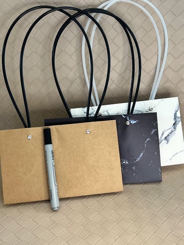 اكياس ورد يد بلاستك ثلاث الوان 11 قطعه