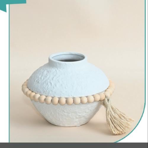 فازة ابيض مع خرز