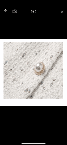 فستان شانيل باللون اللؤلؤي مطرز بالقصب الذهبي وفيو...