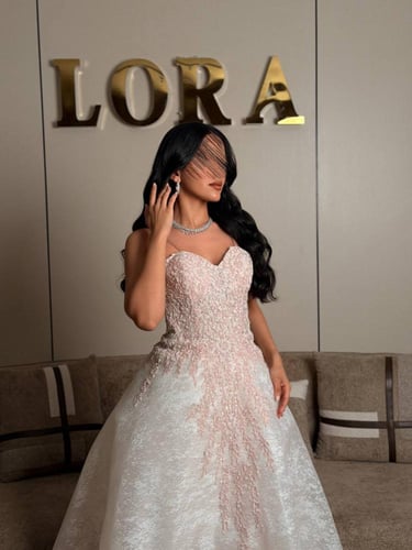 فستان سهرة أوف وايت فاخر بقصة منفوشة وتطريز راقي