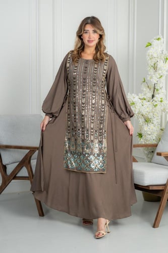 جلابية أنيقة بتطريز تراثي وقصة واسعة