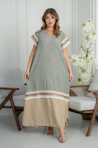 جلابية ناعمة بتصميم بسيط وحواف مزخرفة