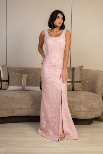 فستان سهرة وردي طويل بقصة ضيقة وفتحة أمامية