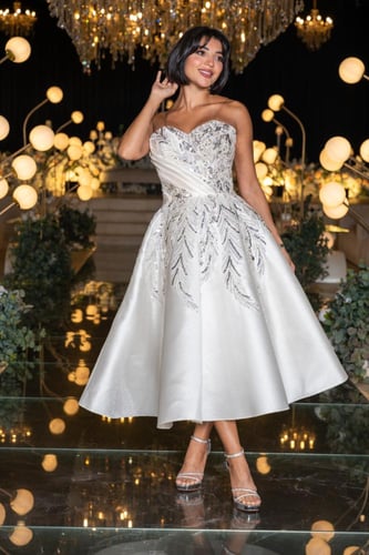 فستان سهرة أبيض قصير بتطريز فضي لامع وتصميم عصري ف...