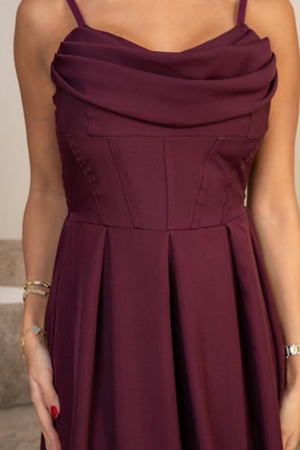 فستان سهرة ميدي بلون برغندي بتصميم أنثوي أنيق