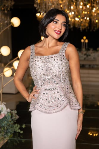 فستان سهرة وردي بتطريز لؤلؤي لامع وقصة ضيقة أنيقة