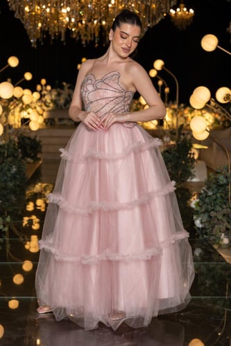 فستان سهرة وردي بتصميم تول مطرز وطبقة علوية مزخرفة...