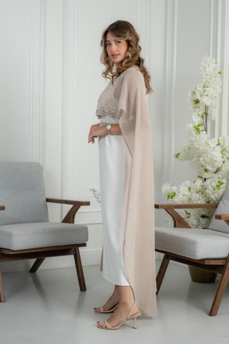 جلابية أنيقة بتصميم راقٍ للمناسبات