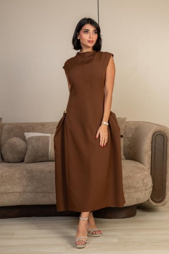 فستان ميدي بني بقصة واسعة وجيوب جانبية