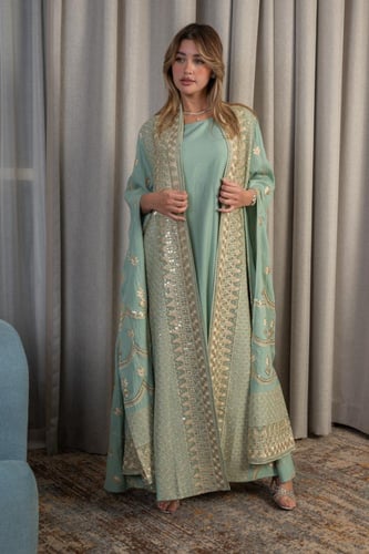 جلابية أخضر فاتح فاخرة بتطريز ذهبي أنيق ولمسة راقي...