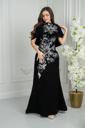 فستان سهرة أسود راقٍ بتطريز لامع وتصميم انسيابي جذ...
