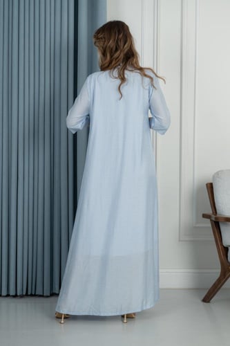 جلابية ناعمة بلون أزرق فاتح بتطريز زهري أنيق