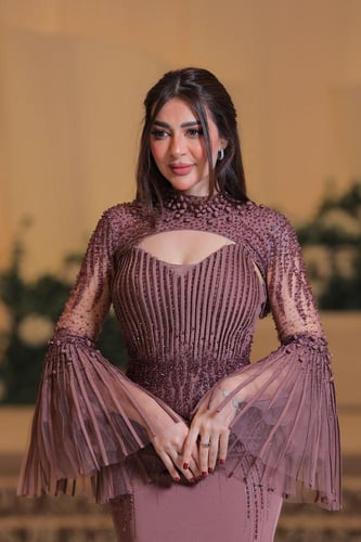 فستان سهرة لحمي غامق أنيق بأكمام مهدلة
