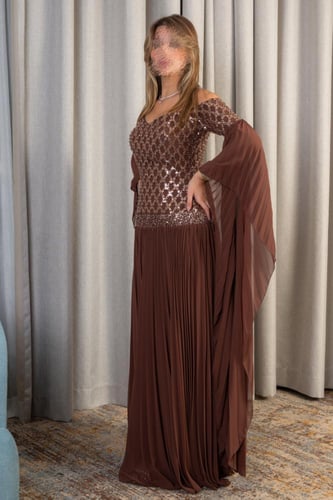 فستان سهرة طويل مطرز بتصميم أنثوي فاخر