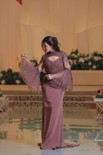فستان سهرة لحمي غامق أنيق بأكمام مهدلة