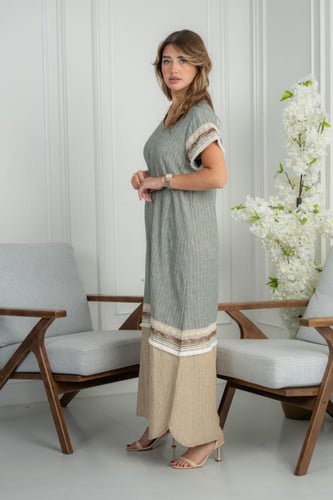 جلابية ناعمة بتصميم بسيط وحواف مزخرفة