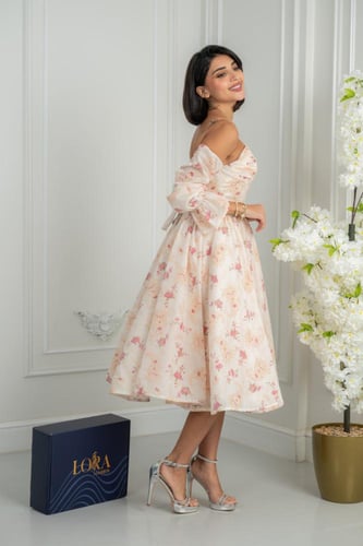 فستان وردي منقوش بأكمام وقصة أنثوية