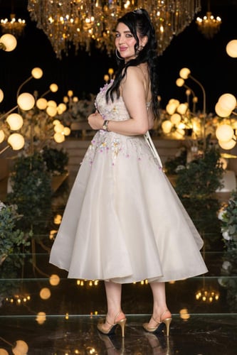 فستان سهرة عاجي قصير مطرز بورود وردية وتنورة تول ن...