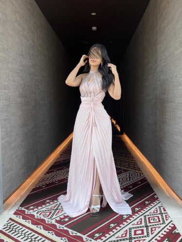 فستان لورا الوردي البليسيه الفاخر