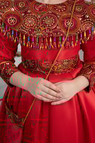 فستان أطفال أحمر فاخر بتطريز تراثي