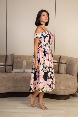 فستان ميدي أوف شولدر بطبعة ورود أنيقة على خلفية سو...