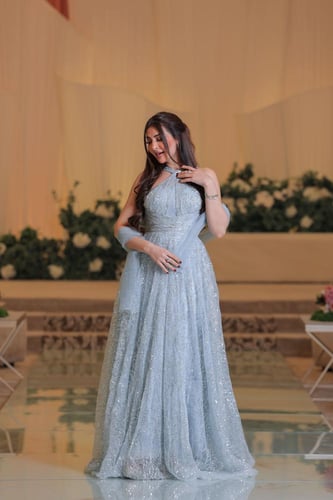فستان سهرة فضي فاتح منفوش