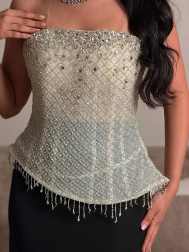 فستان سهرة أسود وأوف وايت بكورسيه مزخرف وقصة ميرمي...
