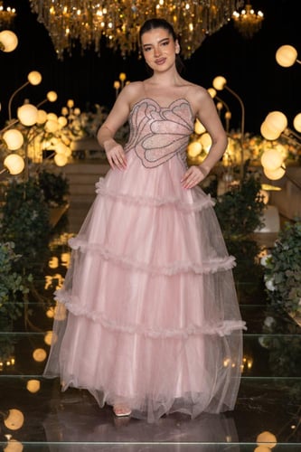 فستان سهرة وردي بتصميم تول مطرز وطبقة علوية مزخرفة...