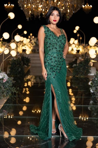 فستان سهرة زمردي فخم بتطريز يدوي وشق أمامي أنيق