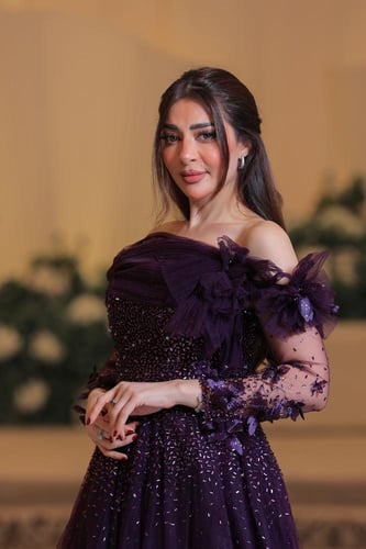 فستان سهرة بنفسجي منفوش بتصميم ملكي