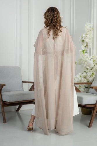 جلابية أنيقة بتصميم راقٍ للمناسبات